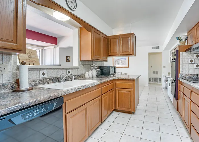 On Sun South Golf Course! Quiet W/ Patio Holiday home Sun City